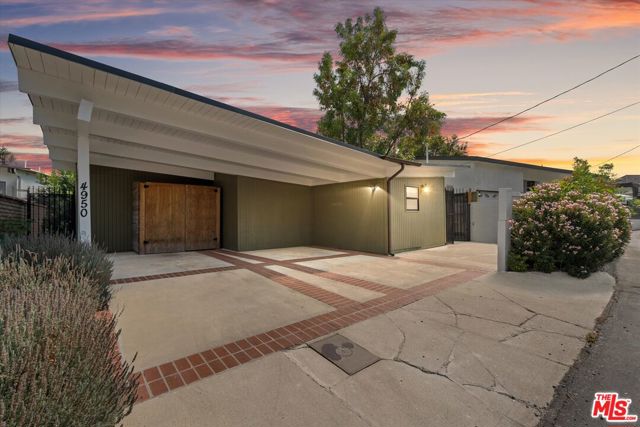 4950 Marmol Drive, Woodland Hills CA: https://media.crmls.org/mediaz/8a062079-86cc-4757-a1be-2a9844f2e355.jpg