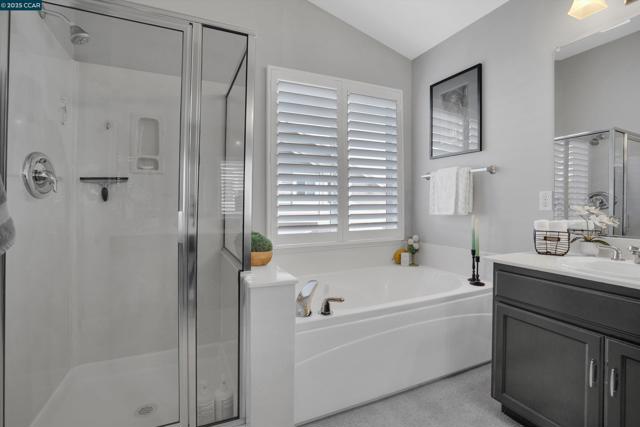 1109 Brittany Hills Ct, Martinez CA: https://media.crmls.org/mediaz/8a071898-1b05-44cc-a447-ef69ec076f62.jpg