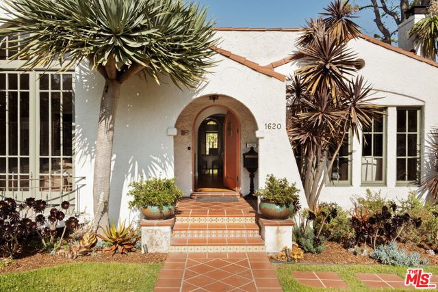 1620 N Genesee Avenue, Los Angeles CA: https://media.crmls.org/mediaz/8a07a8fd-f96e-4a2c-90eb-291b6c460bb2.jpg