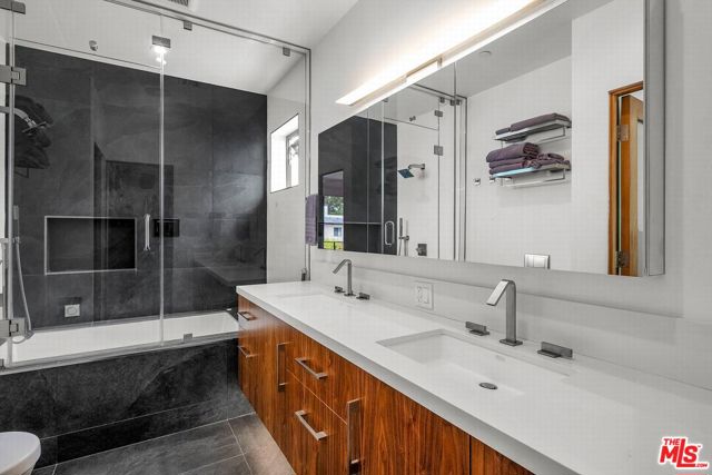 749 Oxford Ave Avenue, Venice CA: https://media.crmls.org/mediaz/8a07cca2-1277-4a72-901d-1a23ed5d09c6.jpg