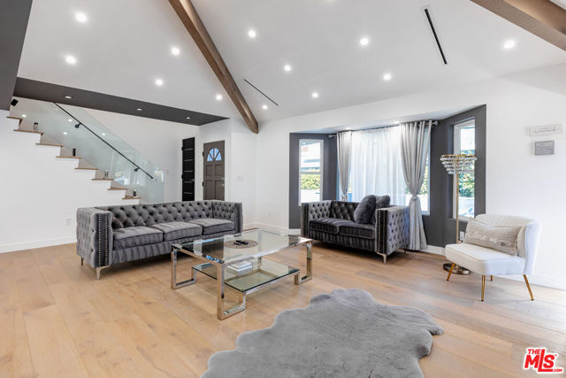 18721 Hatteras Street, Tarzana CA: https://media.crmls.org/mediaz/8a08edca-499f-4ce8-845e-45014589a34d.jpg