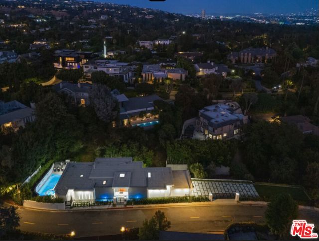 1124 Summit Drive, Beverly Hills CA: https://media.crmls.org/mediaz/8a0a4894-6111-4b46-8638-1d97a890f304.jpg