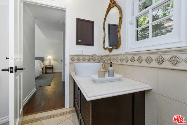 15474 Loom Place, Sherman Oaks CA: https://media.crmls.org/mediaz/8a0a6ea6-3322-48c0-b7c0-64beb9f4e172.jpg