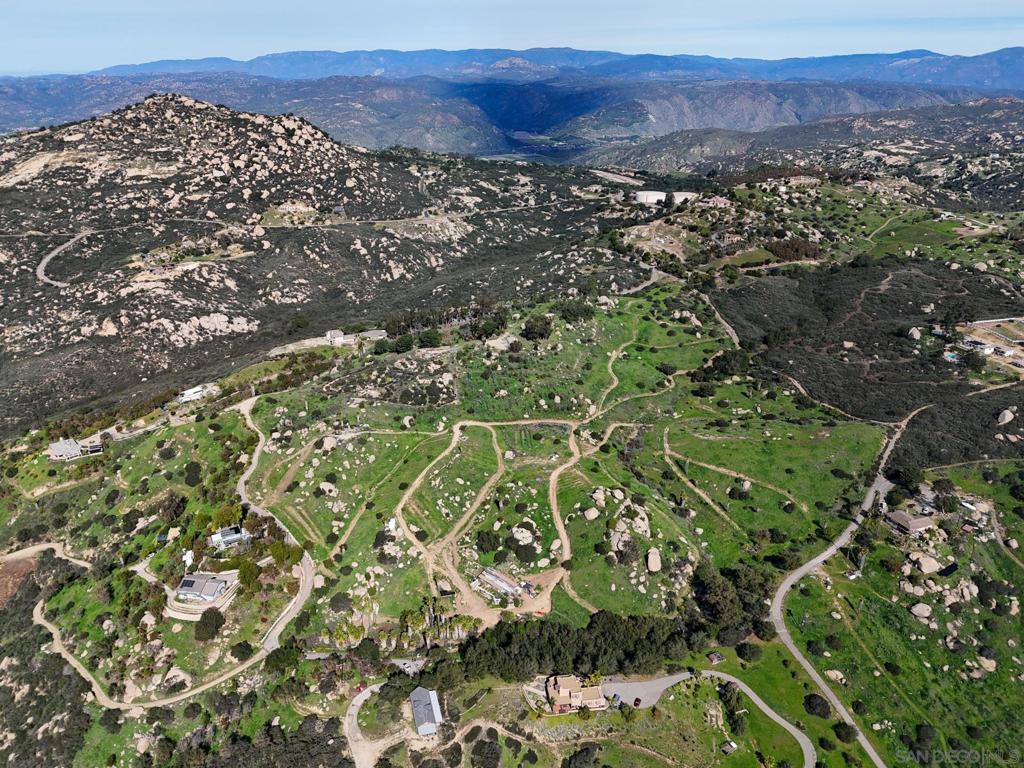 https://media.crmls.org/mediaz/8a0b465b-e18b-4a11-a59b-bf7552677bf4.jpg?preset=X-Large
