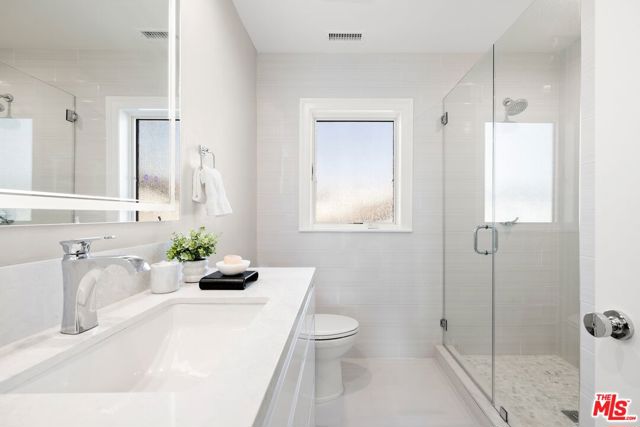 633 N Formosa Avenue, Los Angeles CA: https://media.crmls.org/mediaz/8a0b9d41-46a4-43fd-9274-48f54ca00be4.jpg