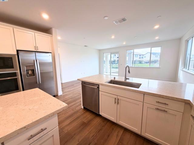 10349 Baldy Dr, Stockton CA: https://media.crmls.org/mediaz/8a0bf7c1-bc3a-472a-bb37-6aaad512fb4f.jpg