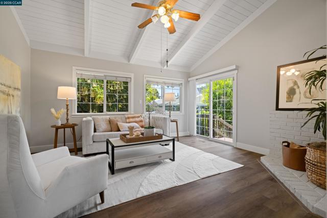 6417 Sunnymere Ave, Oakland CA: https://media.crmls.org/mediaz/8a0c99bd-95fd-41ed-b021-735f1c8a0979.jpg