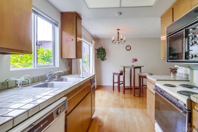 Detail Gallery Image 12 of 37 For 1762 Locust St #4,  San Diego,  CA 92106 - 2 Beds | 2/1 Baths