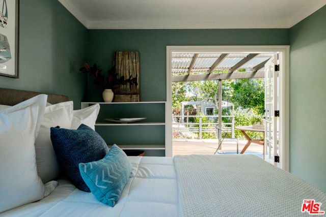 856 858 Coeur D Alene Avenue, Venice CA: https://media.crmls.org/mediaz/8a0d827e-d267-4db4-a523-11e639c589ae.jpg