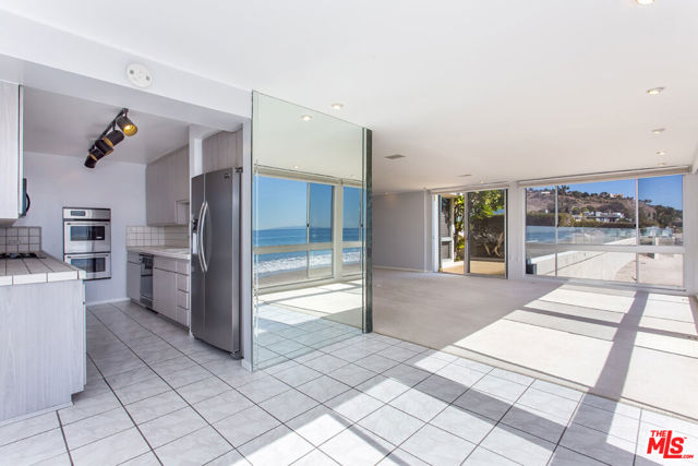 22548 PACIFIC COAST Highway, Malibu CA: https://media.crmls.org/mediaz/8a0e4e5e-20d6-40f0-b90e-45f4d549412b.jpg