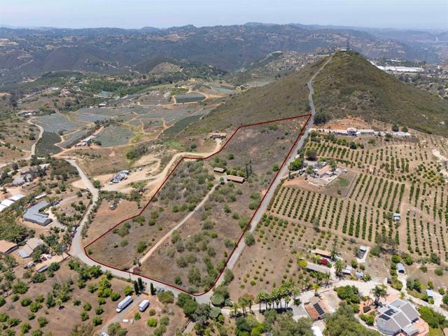 29556 Sierra Rojo Lane, Valley Center CA: https://media.crmls.org/mediaz/8a0e51a0-4526-4d04-b45d-11a12262212e.jpg