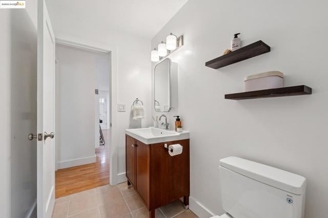 2028 Damuth St, Oakland CA: https://media.crmls.org/mediaz/8a0f80b5-f619-4a88-b662-7819540b31bc.jpg