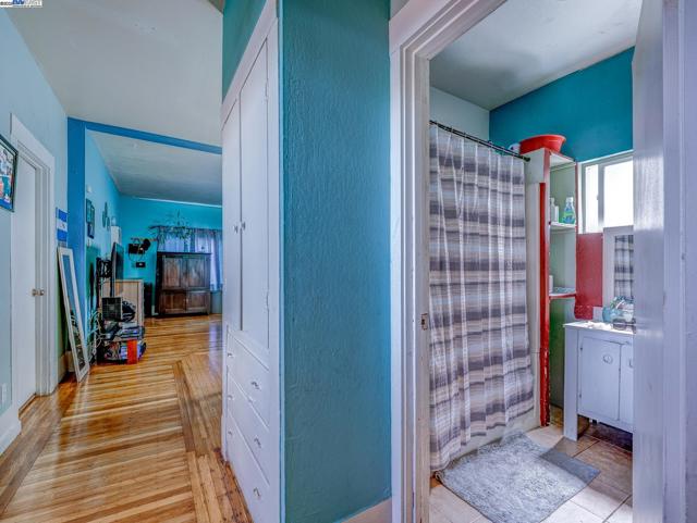 1437 25Th Ave, Oakland CA: https://media.crmls.org/mediaz/8a0fd5f7-8b0c-4808-991d-a7970dc20b7a.jpg