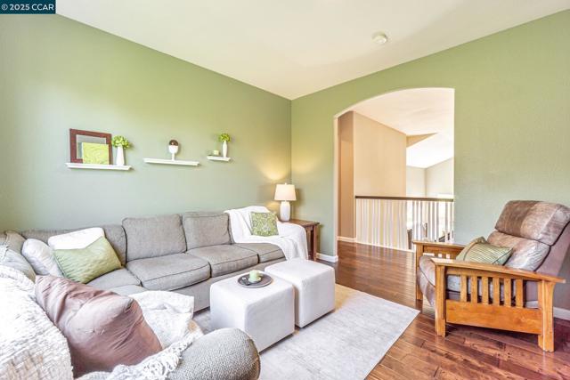 1039 Rolling Woods Way, Concord CA: https://media.crmls.org/mediaz/8a100eab-cc81-4515-87bc-bc703ec84db8.jpg