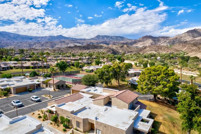 72516 Sandstone Lane, Palm Desert CA: https://media.crmls.org/mediaz/8a101c8e-b92b-43cf-815a-4d0839c4dcb2.jpg