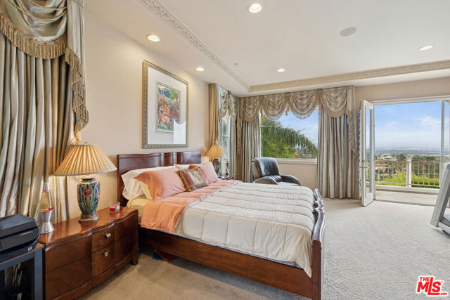 19016 Devonport Lane, Tarzana CA: https://media.crmls.org/mediaz/8a10b2ee-69be-4f32-bb1a-c1cb1755c432.jpg