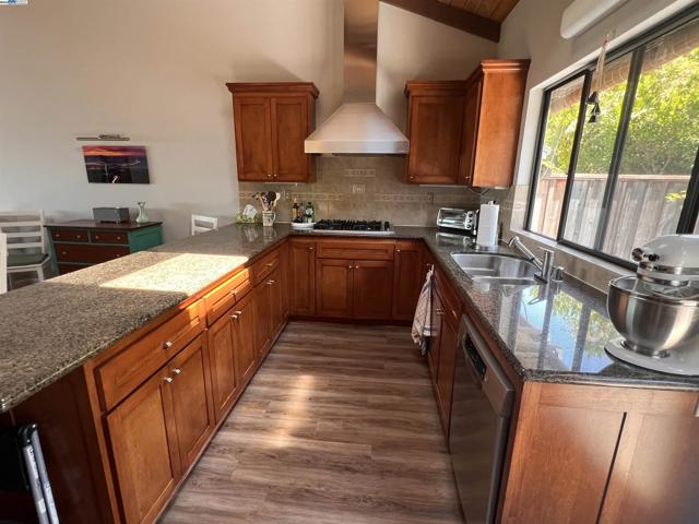 37 Binnacle Hl, Oakland CA: https://media.crmls.org/mediaz/8a11decc-5b13-437f-bca9-b67f35bba49b.jpg