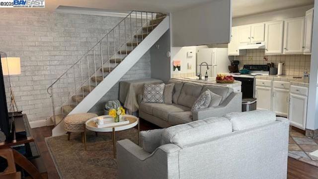 341 Blossom Hill Rd, San Jose CA: https://media.crmls.org/mediaz/8a11e9d0-e20a-4522-ae42-a7eb5e3c34df.jpg
