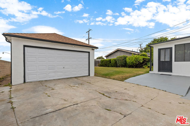 9829 S 7th Avenue, Inglewood CA: https://media.crmls.org/mediaz/8a1230b2-e927-4ff3-b0bd-fce65fa75bfd.jpg