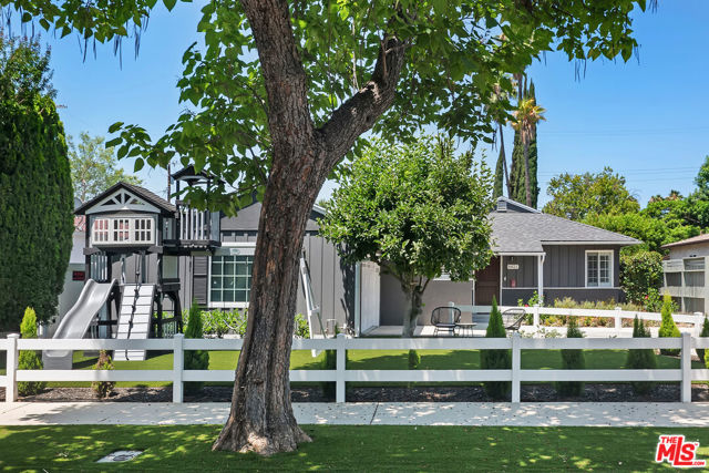6421 Gaviota Avenue, Van Nuys CA: https://media.crmls.org/mediaz/8a12c6f3-c31e-4244-a6cb-bf4cae5259b6.jpg