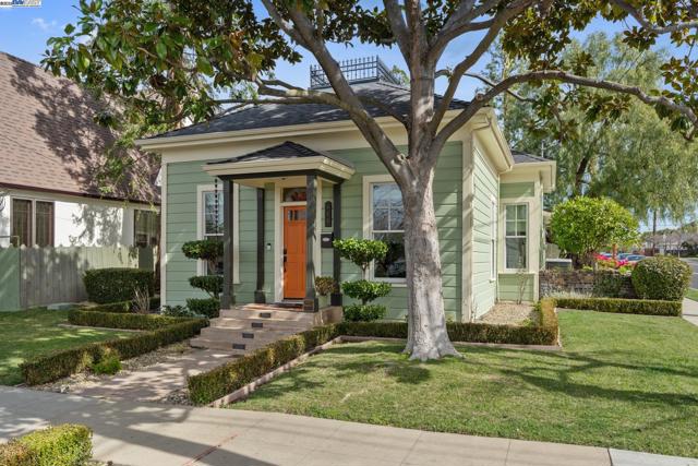 690 S K St, Livermore CA: https://media.crmls.org/mediaz/8a13607a-8863-4249-a7bc-7bc244f17ff3.jpg