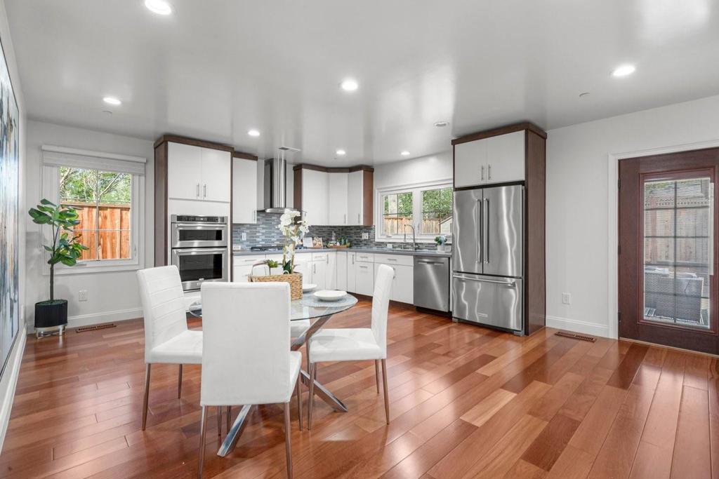 https://media.crmls.org/mediaz/8a13a569-656d-4eb2-bd17-08c02950a3c2.jpg?preset=X-Large