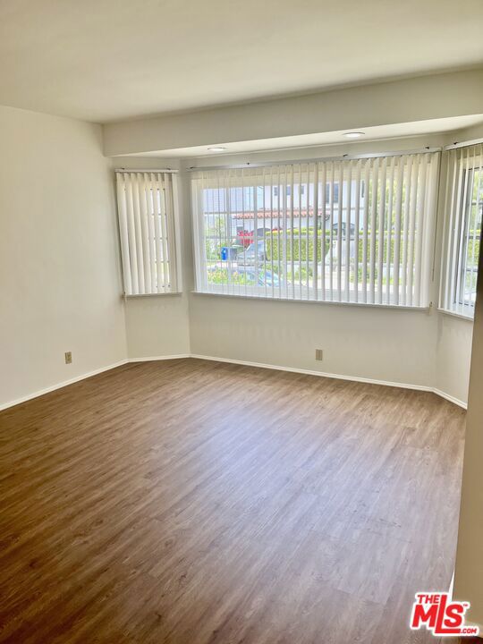 3331 Inglewood Boulevard, Los Angeles CA: https://media.crmls.org/mediaz/8a13c083-163e-44e4-889d-2067c15d3f50.jpg