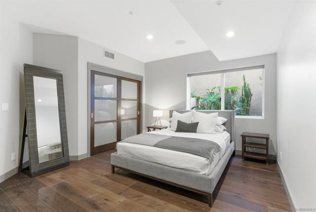 Image 35 of 60 For 2372 Oxford Ave