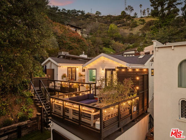 8556 Ridpath Drive, Los Angeles CA: https://media.crmls.org/mediaz/8a14e4ba-192c-4022-9a42-fdcc4b08f1ce.jpg