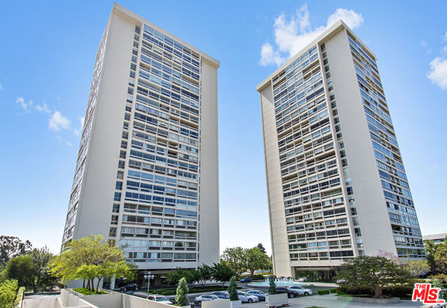 2222 Avenue Of The Stars, Los Angeles CA: https://media.crmls.org/mediaz/8a1563e9-d91f-4c5c-93e4-5b8ce70f3f9c.jpg