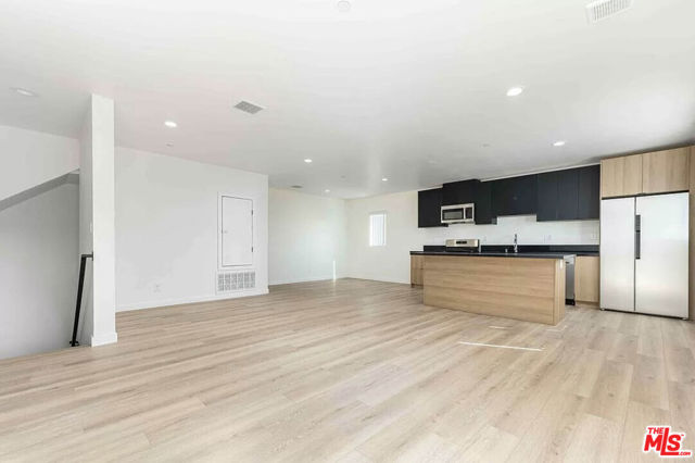 2103 S Burnside Avenue, Los Angeles CA: https://media.crmls.org/mediaz/8a15d799-aa1c-4508-aa86-6ede17ad5e44.jpg