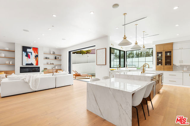 2565 Patricia Avenue, Los Angeles CA: https://media.crmls.org/mediaz/8a161ffc-e1f2-4f72-afb7-c39e3096e24e.jpg