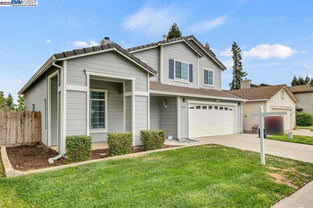 9193 Bungalow Way, Elk Grove CA: https://media.crmls.org/mediaz/8a1663f5-e279-4cde-825b-9827e8a5e2b0.jpg