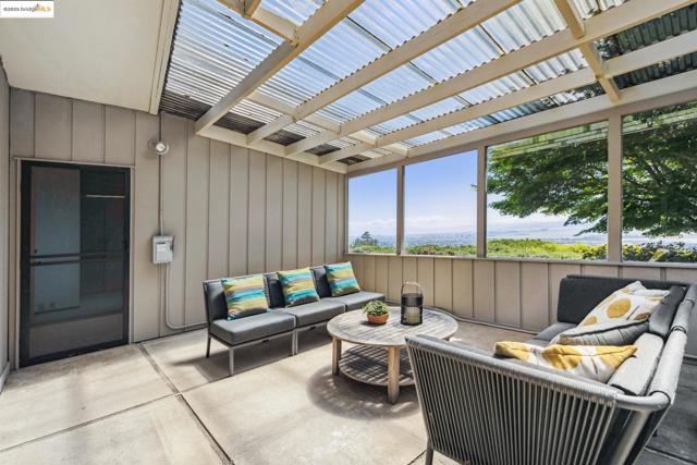 1 Garden Dr, Kensington CA: https://media.crmls.org/mediaz/8a176b91-157e-40dd-859b-f9cdeb08ea14.jpg