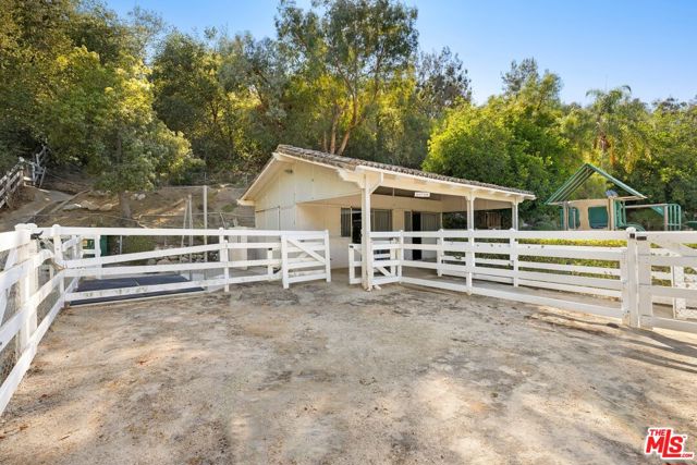 25217 Eldorado Meadow Road, Hidden Hills CA: https://media.crmls.org/mediaz/8a17a562-7b6c-45cf-a68a-5ccaafb4541d.jpg