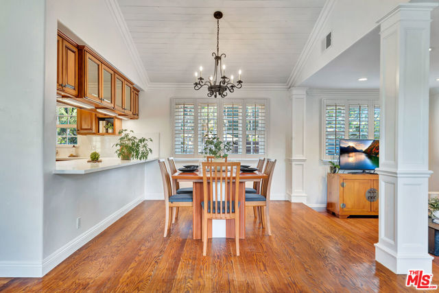 6001 Oakdale Avenue, Woodland Hills CA: https://media.crmls.org/mediaz/8a17bb98-8441-449a-9665-e6bd5cd95c95.jpg