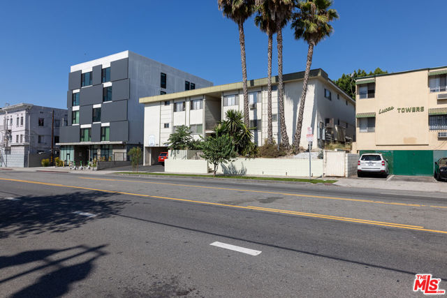 275 Lucas Avenue, Los Angeles CA: https://media.crmls.org/mediaz/8a196ebb-d08b-47bd-b0a5-d2fecdd594cb.jpg