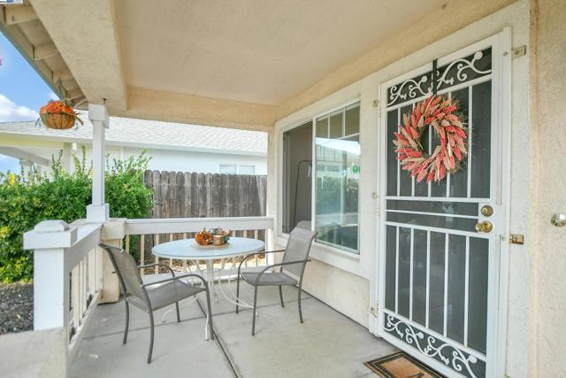 1218 Fetzer Ln, Oakley CA: https://media.crmls.org/mediaz/8a1a28a4-4017-46bc-bfc0-1eb1f84cf947.jpg