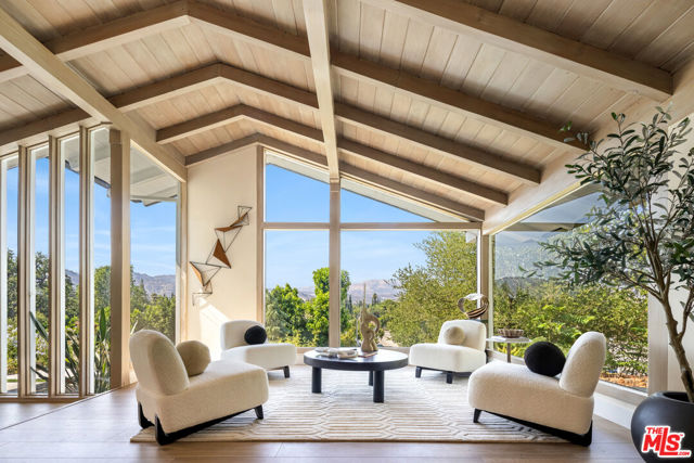 9425 Gierson Avenue, Chatsworth CA: https://media.crmls.org/mediaz/8a1a4916-aa8a-4f2d-9d22-9e9578c5d0ac.jpg