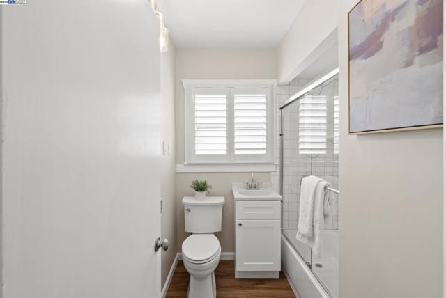 2806 Clay St, Alameda CA: https://media.crmls.org/mediaz/8a1a8780-cc46-4046-8435-4f41f286bcb6.jpg