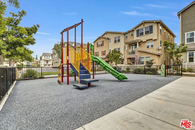 513 Heritage Parkway, Fillmore CA: https://media.crmls.org/mediaz/8a1bf398-7b9e-4902-bd60-b5f6467c992c.jpg