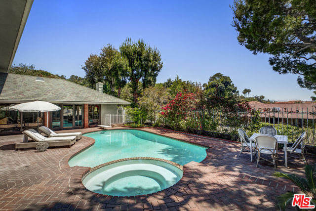 5136 Los Bonitos Way, Los Angeles CA: https://media.crmls.org/mediaz/8a1c1c09-17df-4dc0-87e0-ad53e32a46e5.jpg