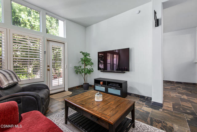 1025 Sunset Oak Circle, Newbury Park CA: https://media.crmls.org/mediaz/8a1c690c-d898-4964-8e21-ee439386a4c5.jpg