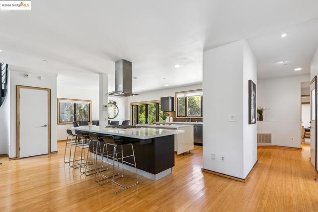 2912 Hillside DR, Burlingame CA: https://media.crmls.org/mediaz/8a1ca747-b227-4286-8a3c-f5097ff244b7.jpg