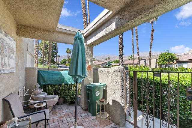 72416 Sommerset Drive, Palm Desert CA: https://media.crmls.org/mediaz/8a1cb86d-8408-4e68-8492-d4cc0d093cc4.jpg