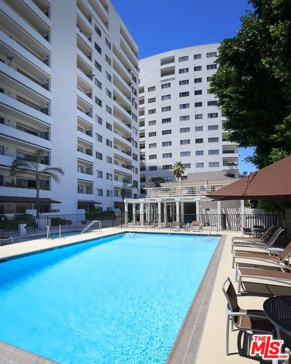 7250 Franklin Avenue, Los Angeles CA: https://media.crmls.org/mediaz/8a1d5c1b-8214-4fa5-875b-a27f9d4dcb4b.jpg
