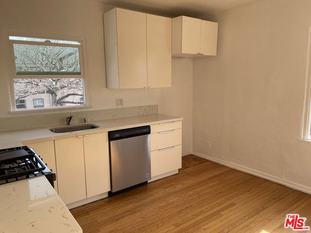 368 N GENESEE Avenue, Los Angeles CA: https://media.crmls.org/mediaz/8a1e1367-c5e2-4905-bd66-4b10ee5a751b.jpg