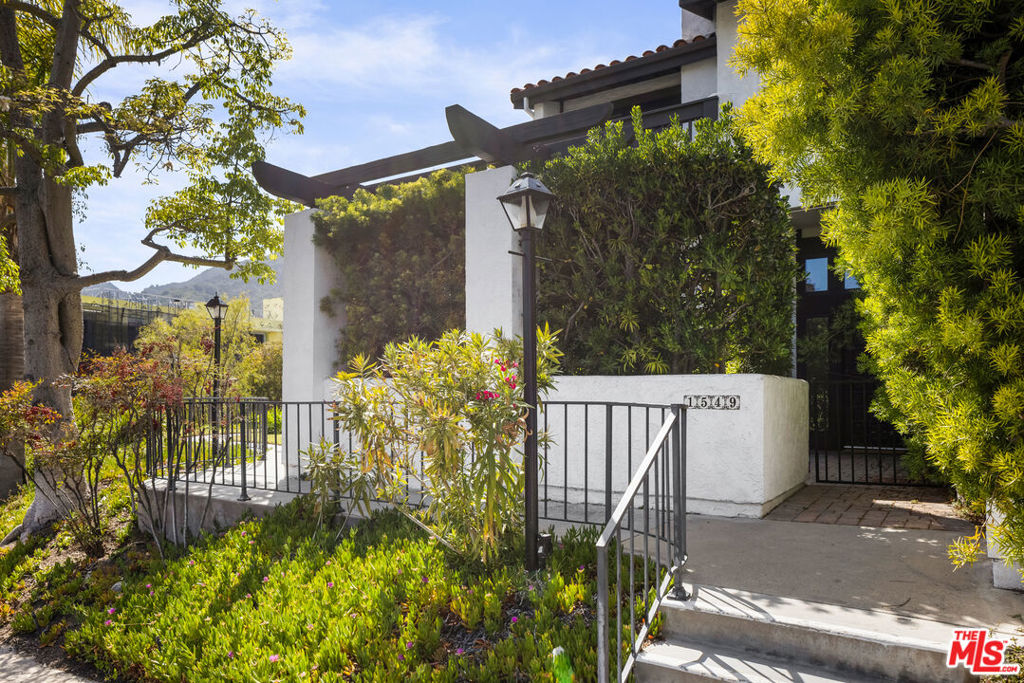 1549 Palisades Drive