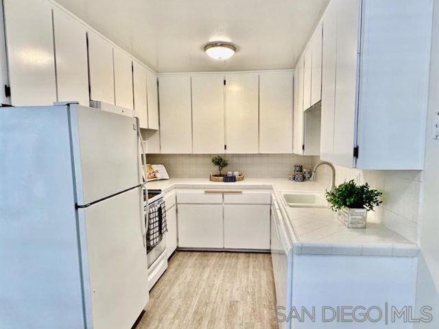 801 C Ave, Coronado CA: https://media.crmls.org/mediaz/8a1e2655-0dbe-4377-ba5c-2a0a61f1ae77.jpg