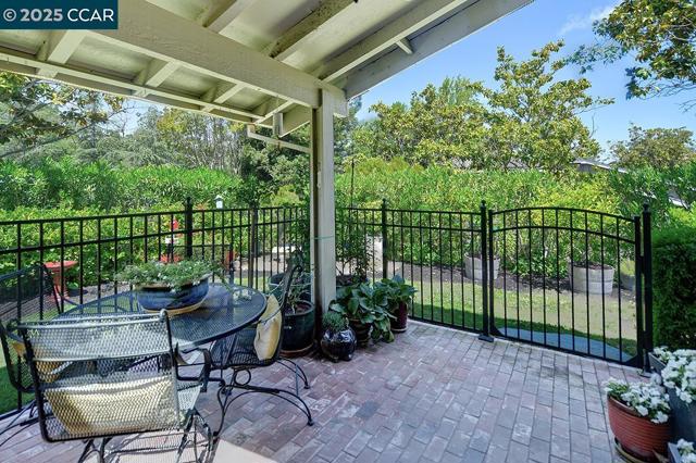 633 Terra California Dr, Walnut Creek CA: https://media.crmls.org/mediaz/8a1e4122-d0bc-4094-9461-6e21e8a6f1c6.jpg